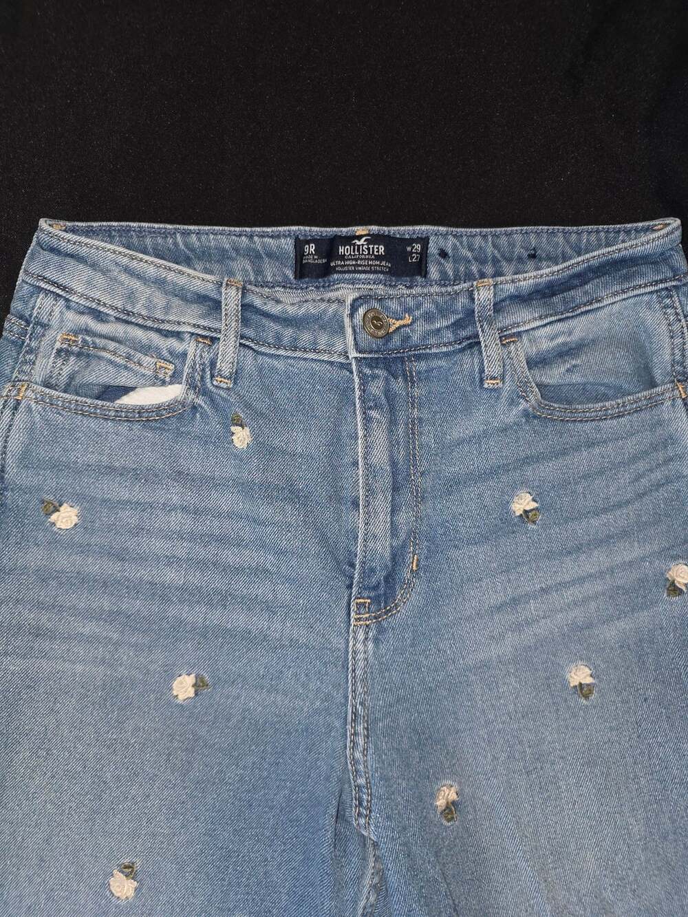 Hollister Ultra High-Rise Mom Jean Size 9R Floral Embroidered Light Wash